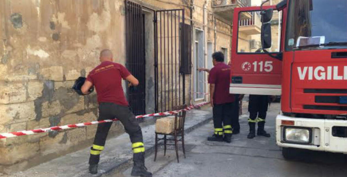 Un fulmine colpisce un'abitazione di via Vicenza, crolla il tetto: un pensionato ha rischiato la vita - 