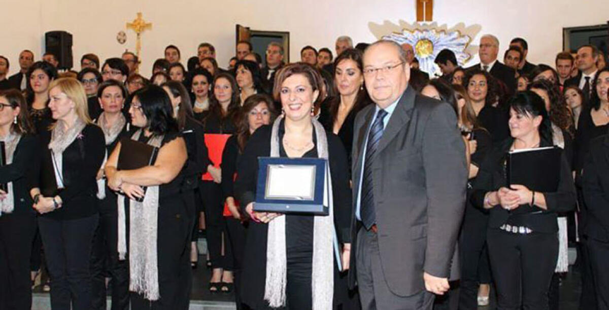 Ultimo saluto all'imprenditore Davide Fasulo, il suo feretro accolto da parenti e amici -
