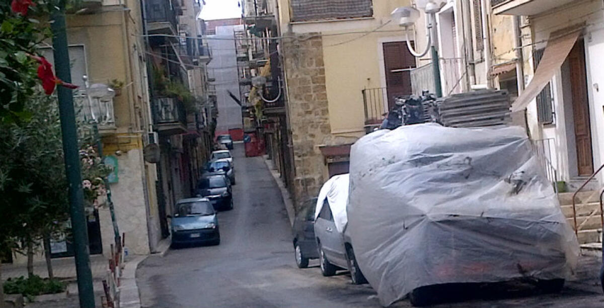 Fiamme nel centro storico, colpito il Fiat Ducato di un venditore ambulante - 