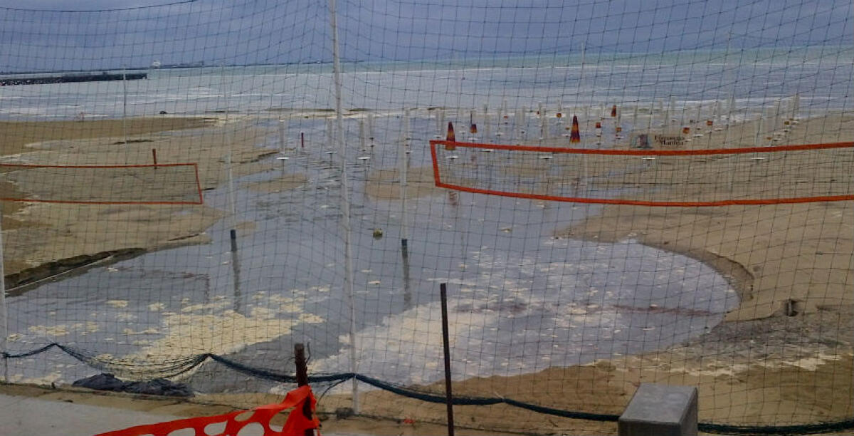 Reflui e acque nere in mare, nuovo sversamento sul lungomare: invaso un tratto di spiaggia - 