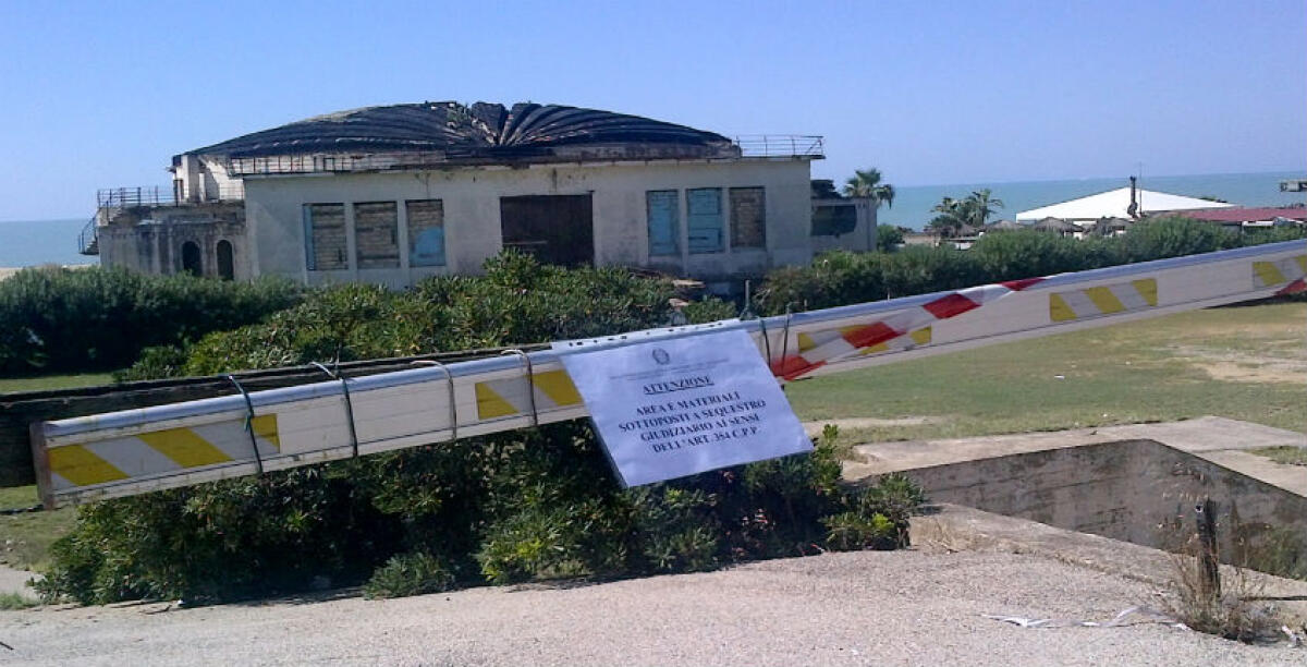 Sotto sequestro l'area del lido la Conchiglia, i militari della capitaneria appongono i sigilli - 