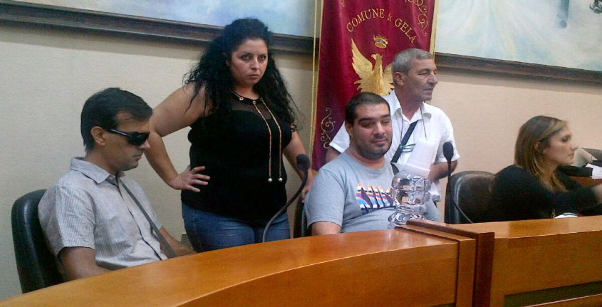 Il consiglio comunale si ferma, scatta la protesta dei diversamente abili: servizio bloccato da due mesi - 