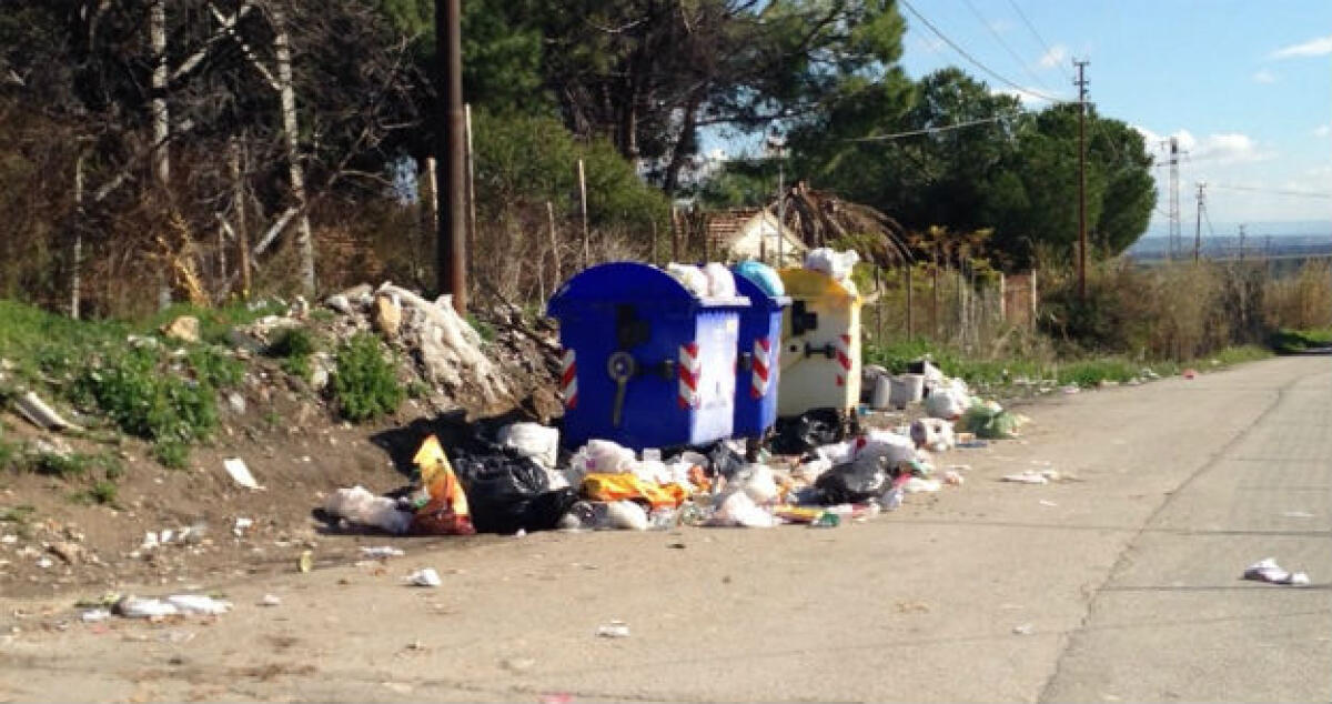 Il centro di raccolta dei rifiuti nell'ex terminal bus, nella zona c'è una rivendita di frutta e verdura - 