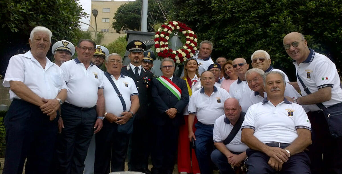 Ricordati i caduti del mare, fiori sul lungomare: i marinai chiedono più attenzione per la loro piazzetta - Il gruppo locale dei Marinai d'Italia (immagine di repertorio)
