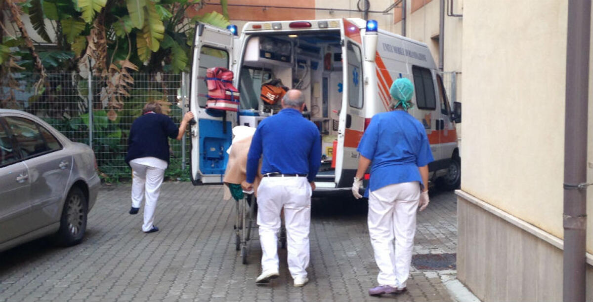 Perde i sensi e sbatte la testa, una pensionata finisce in ospedale ma la tac è fuori uso - 