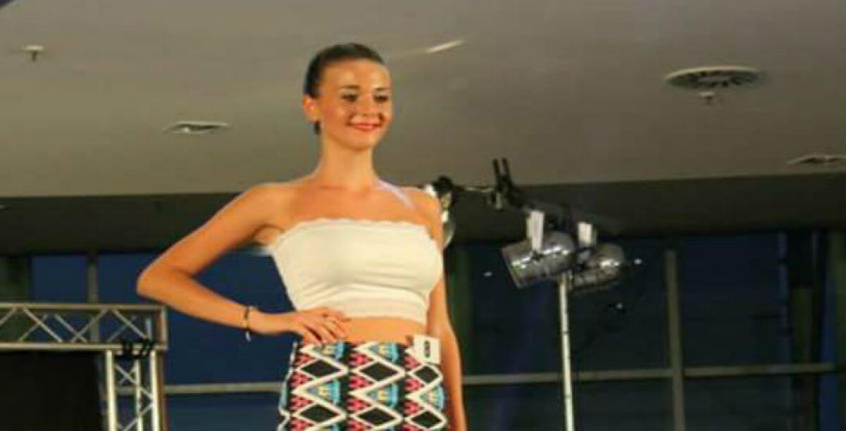 Modelle che indossano altre modelle. Non è uno scherzo: è la settimana della moda - 