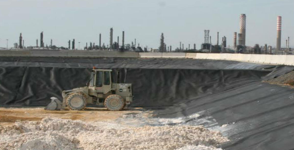 Amianto e una morte sospetta, indagati imprenditori e manager Eni: chiesto il rinvio a giudizio per trentasette - 