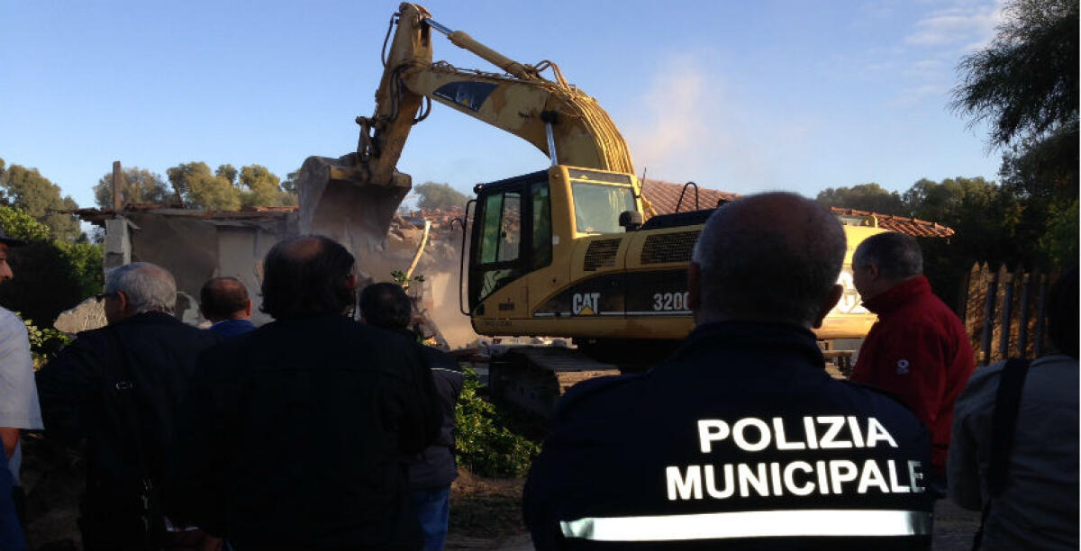 L'abusivismo edilizio, poche demolizioni e un'azienda rinuncia: "Sul mio tavolo un'unica pratica" - 