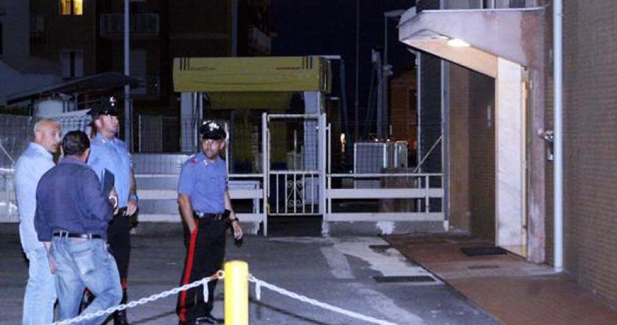 Accecato dalla gelosia uccide la convivente di 23 anni e poi si costituisce ai carabinieri - 