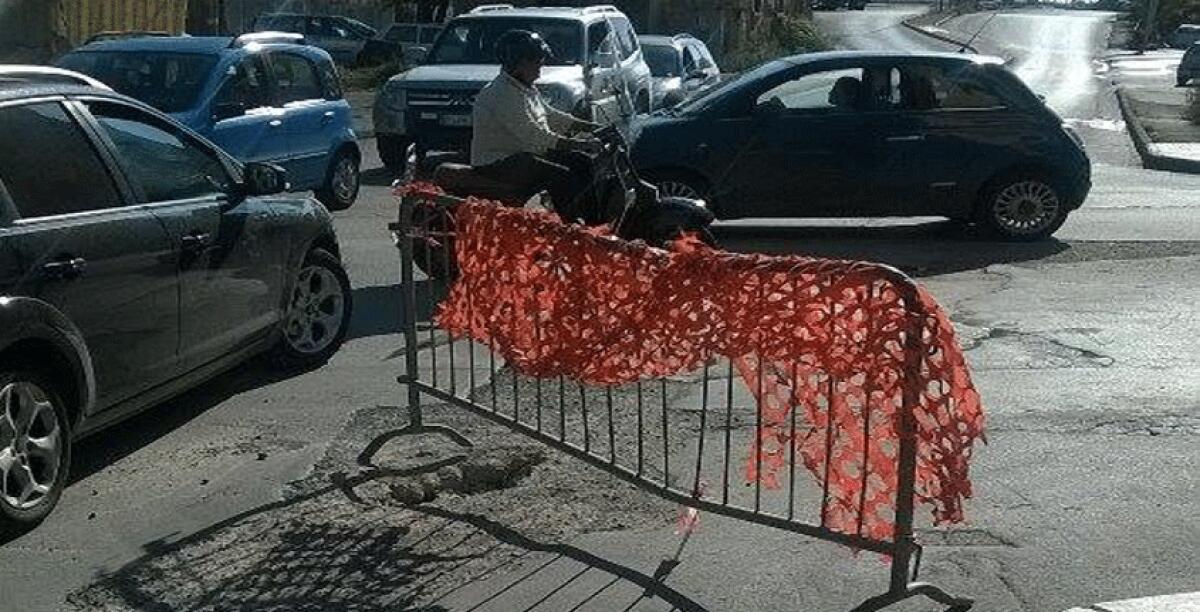 Buche, polvere e ingorghi, quei lavori interminabili di via Tevere - 