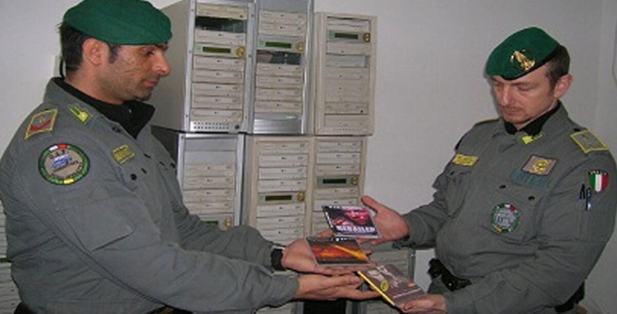 Operazione antipirateria: multa da 2 milioni di euro e sequestro di 11mila Cd e Dvd - 