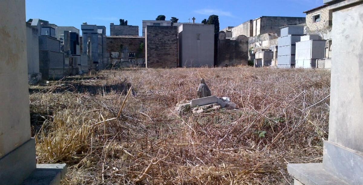Riflettori sui cimiteri, "non c'erano fondi per le manutenzioni": altri mille loculi tra Caposoprano e Farello? - 