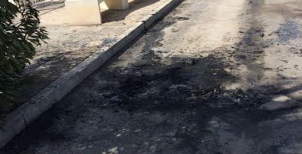 Rogo in pieno giorno sul lungomare Federico II, le fiamme avvolgono un'auto alla rotonda est - 