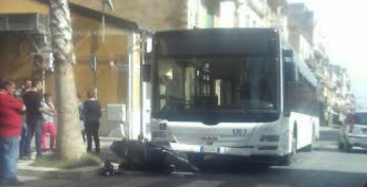 Uno scooter contro un autobus in corso Salvatore Aldisio, un uomo finisce in ospedale - 