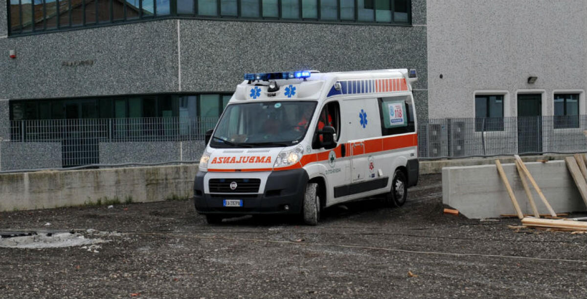 Precipita al suolo mentre stava lavorando nell'area industriale, diverse fratture per un ventottenne - 