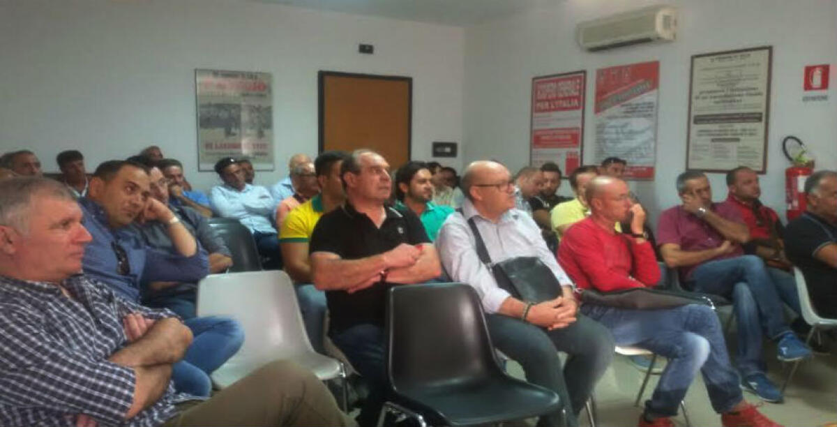 La crisi dell'indotto, gli operai della Fiom reclamano lavoro: "In fabbrica c'è un abuso di contratti a termine" - 