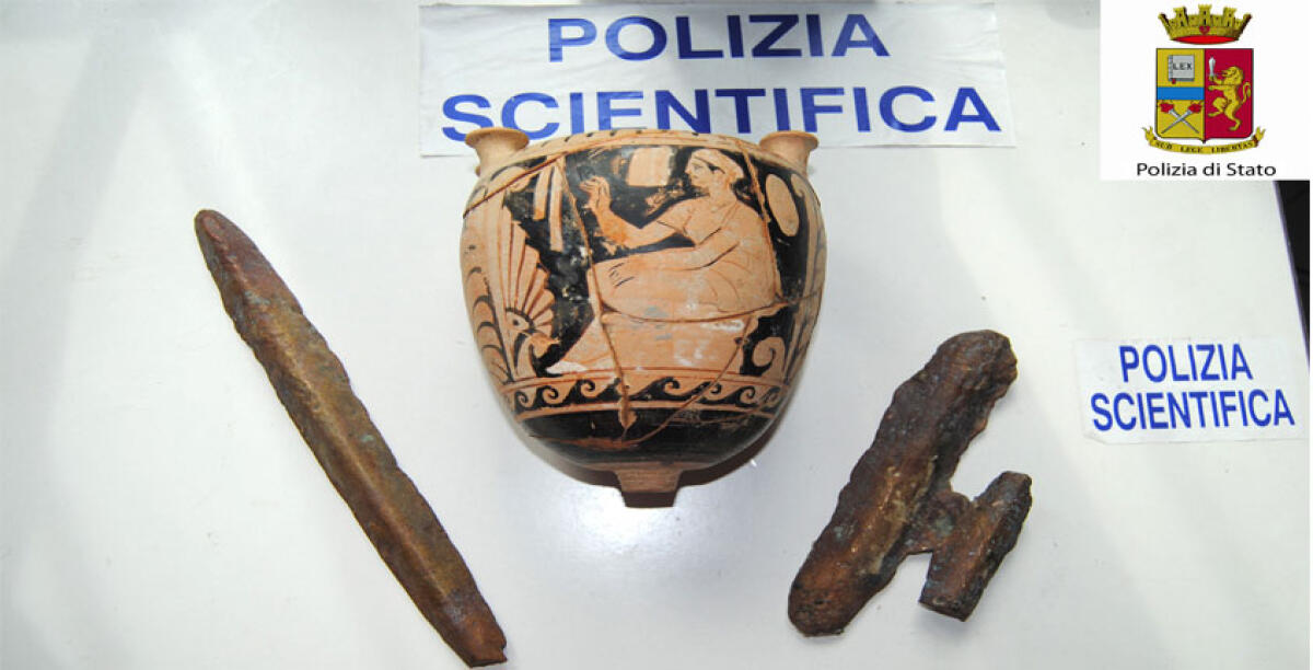 Lingotti di oricalco e vasi greci rinvenuti dalla Polizia in un vecchio casolare - 