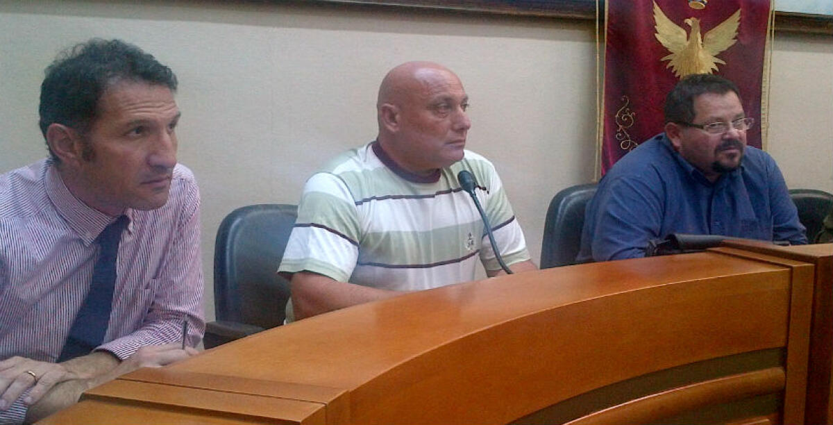 "La Tekra assuma i ventotto operai oppure sarà azione legale", il consiglio comunale avverte l'azienda - 