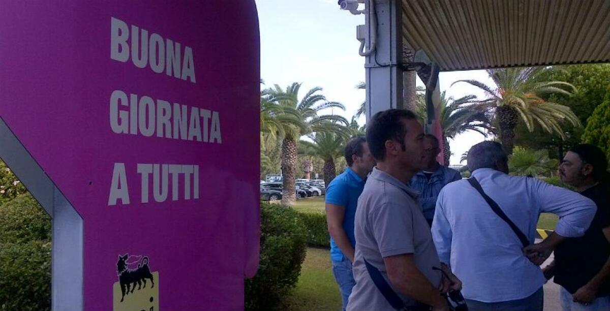 Il baratro del licenziamento per sessantaquattro operai Elettroclima, i lavoratori davanti agli uffici Eni - 