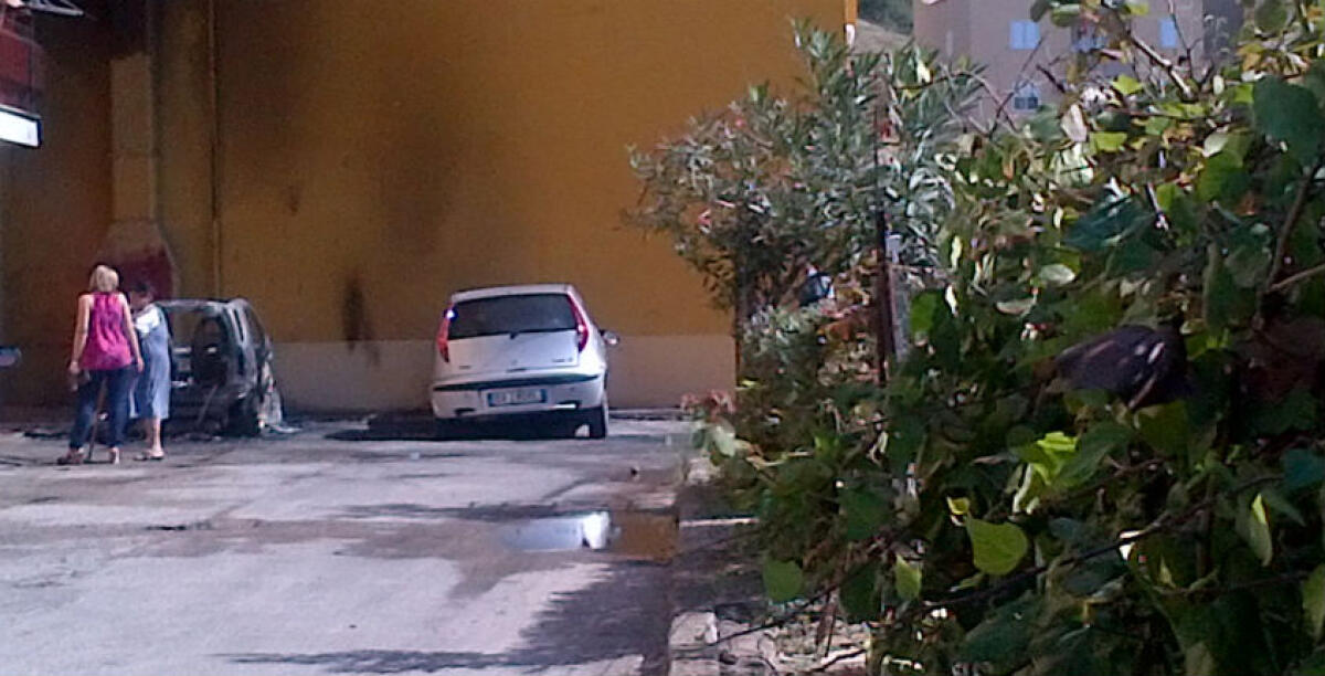 Fiamme a Scavone, una Smart distrutta in vico Retimo: l'incendio colpisce il prospetto di uno stabile - 