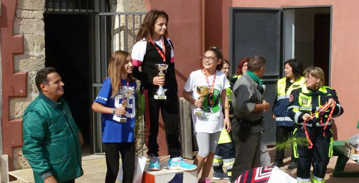 Il parco di Montelungo tra degrado e abbandono mentre i bambini corrono - 