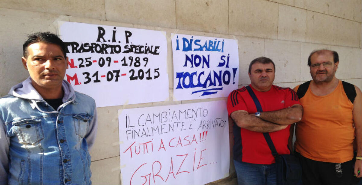 Trasporto disabili fermo e operatori senza lavoro, i sindacati si muovono: "Tutto dipende dal bilancio" - Una protesta degli ex operatori del trasporto disabili