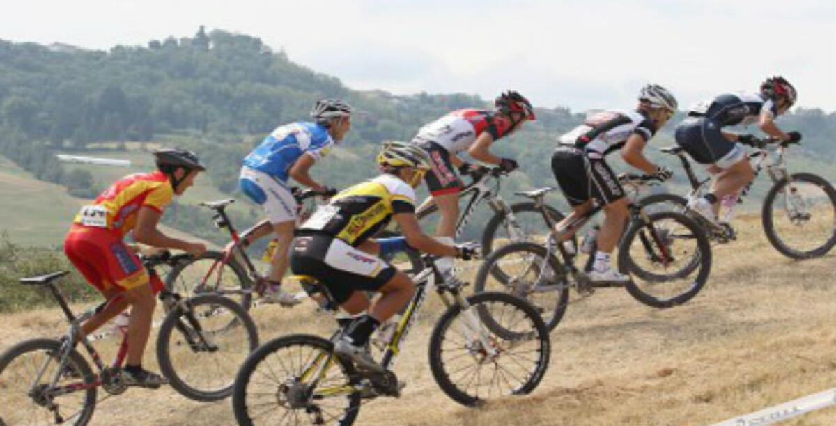 Cade lungo un sentiero a Comunelli, diverse fratture per un appassionato di mountain bike - 