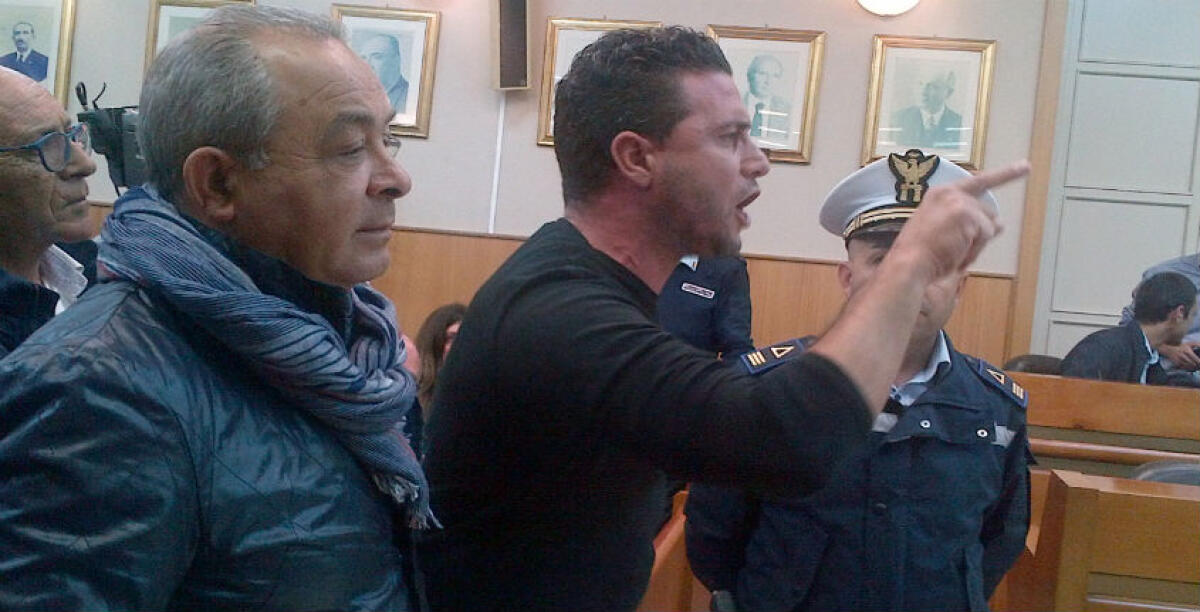 "Basta promesse, fermate tutto!", gli operai dell'indotto Eni bloccano il consiglio comunale - 