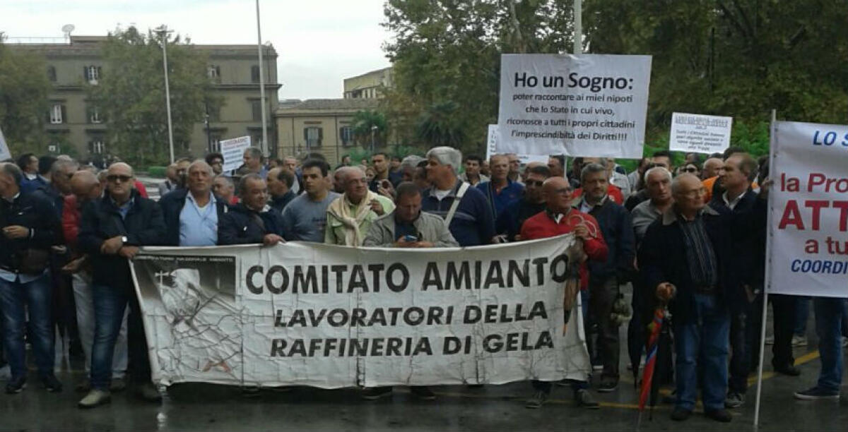 L'amianto killer, i lavoratori della raffineria protestano all'Ars: "Un protocollo generale con Inps e Inail" - Una manifestazione dei lavoratori esposti all'amianto