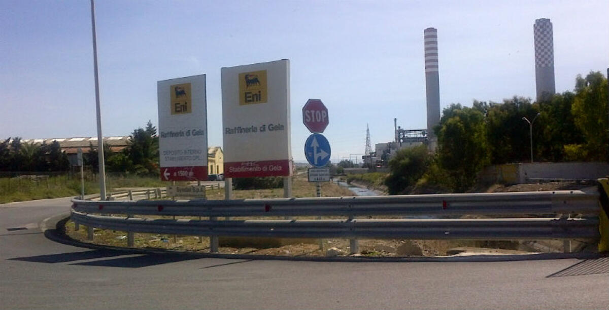 Gas naturali, fonti rinnovabili, 17 nuovi cantieri e bonifiche, ecco il cronoprogramma Eni - L'area della raffineria Eni di contrada Piana del Signore