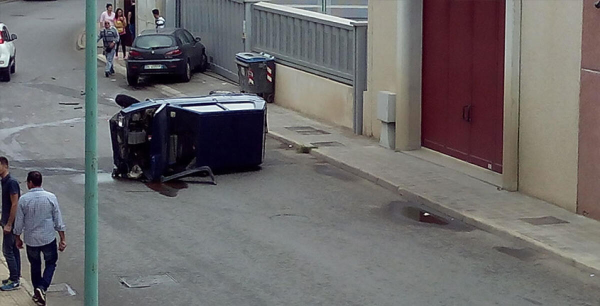 Incidente stradale in via Juvara a Settefarine, si ribalta un'utilitaria - 