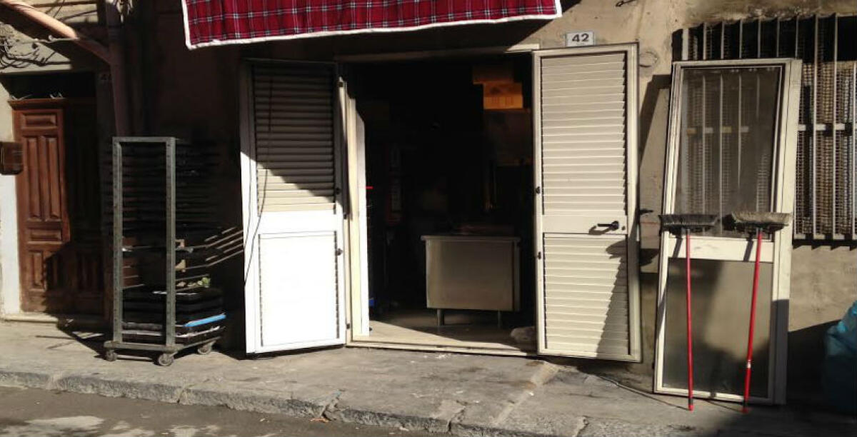 Rogo nella notte, fiamme in un laboratorio di pasticceria: lunedì i titolari avevano subito un furto - 