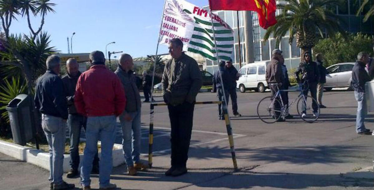 Senza lavoro da due anni e con un licenziamento che incombe: gli ex Remosa "uccidono l'indifferenza" - 