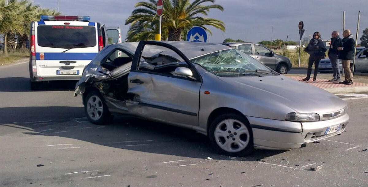 Violento schianto a pochi passi dal tribunale, una Fiat Bravo distrutta dopo l'impatto - 
