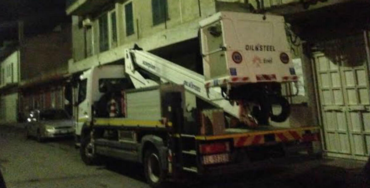 In fiamme una centralina elettrica in via Renda, fuoco in strada e parte l'intervento dei tecnici - 
