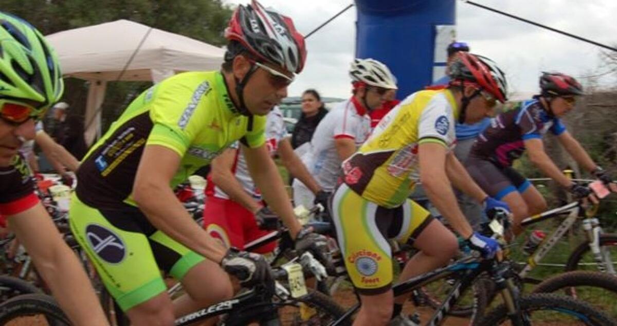 Un ciclista sfonda il parabrezza di una Fiat 500, traffico bloccato sul lungomare - 