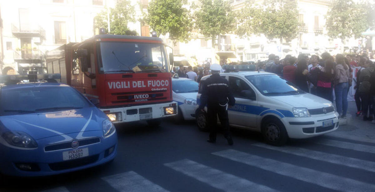 Dagli sfrattati dello Iacp agli studenti in corteo, Comune assediato: strada bloccata e caos totale - 