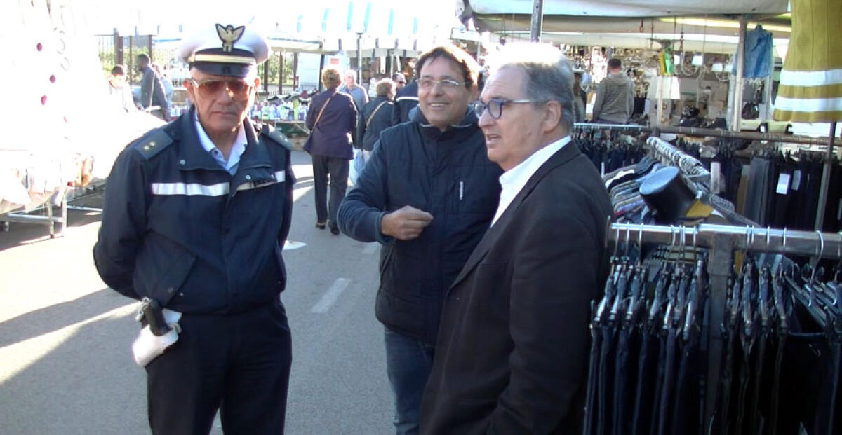 Abusivi multati, stalli e aree pedonali aumentate: nuovi interventi al mercato - 