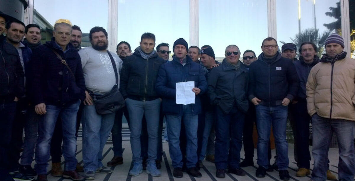 La crisi dell'indotto, gli operai Eurocoop davanti agli uffici di Eni: tensione nella Nuova X Gamma - 