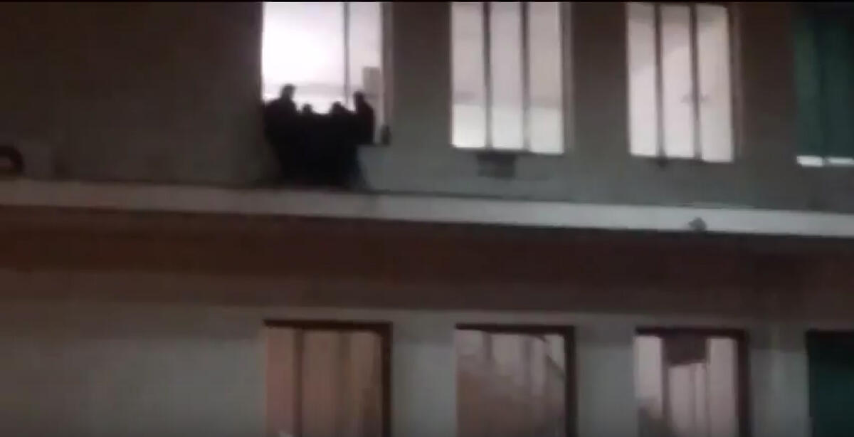 Operai tekra e Trasporto Disabili minacciano di gettarsi dal tetto del Comune -