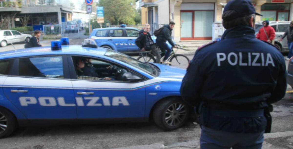 Con un'ascia in un negozio minacciò i poliziotti, arriva l'assoluzione: non è capace d'intendere - 