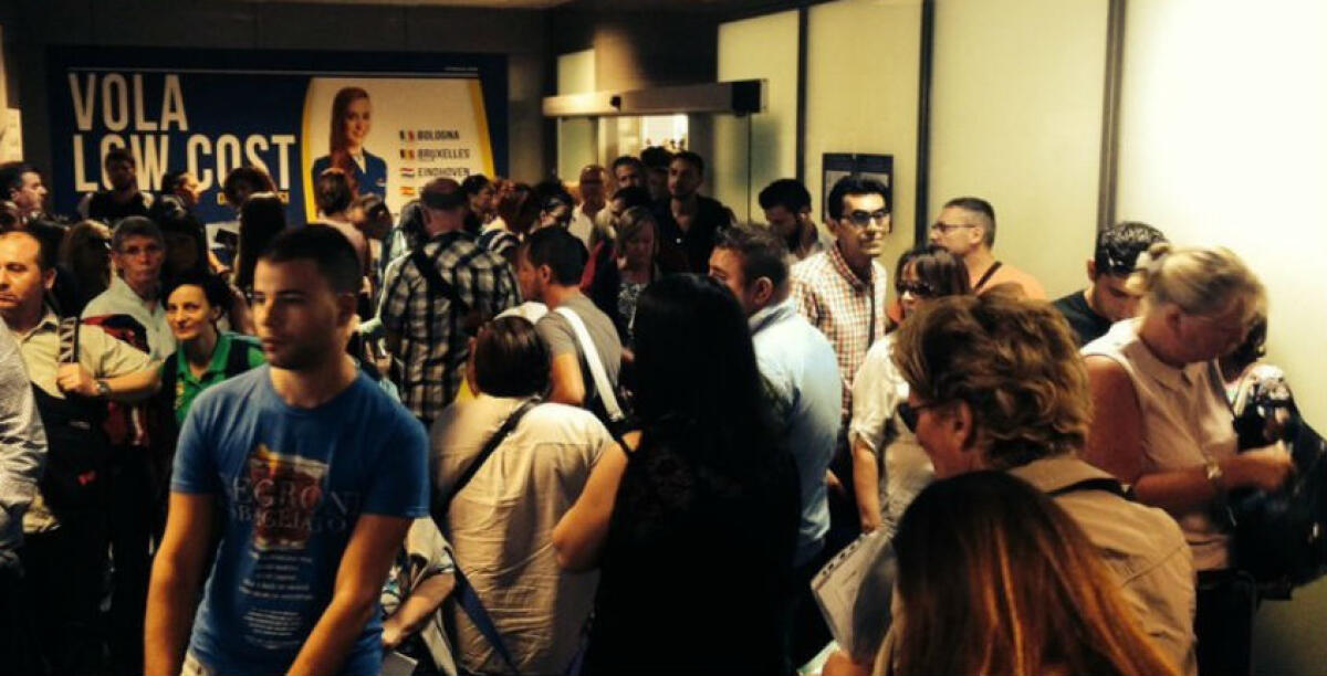 Abbandonati in aeroporto per più di un giorno, tanti gelesi sul volo Ancona-Catania: in 59 contro la compagnia - 