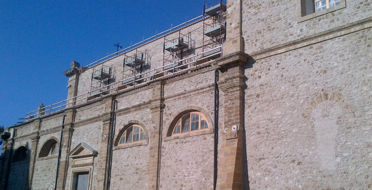 Infiltrazioni d'acqua e distacchi, la Regione non anticipa i soldi per la Chiesa Madre: paga il Comune - 