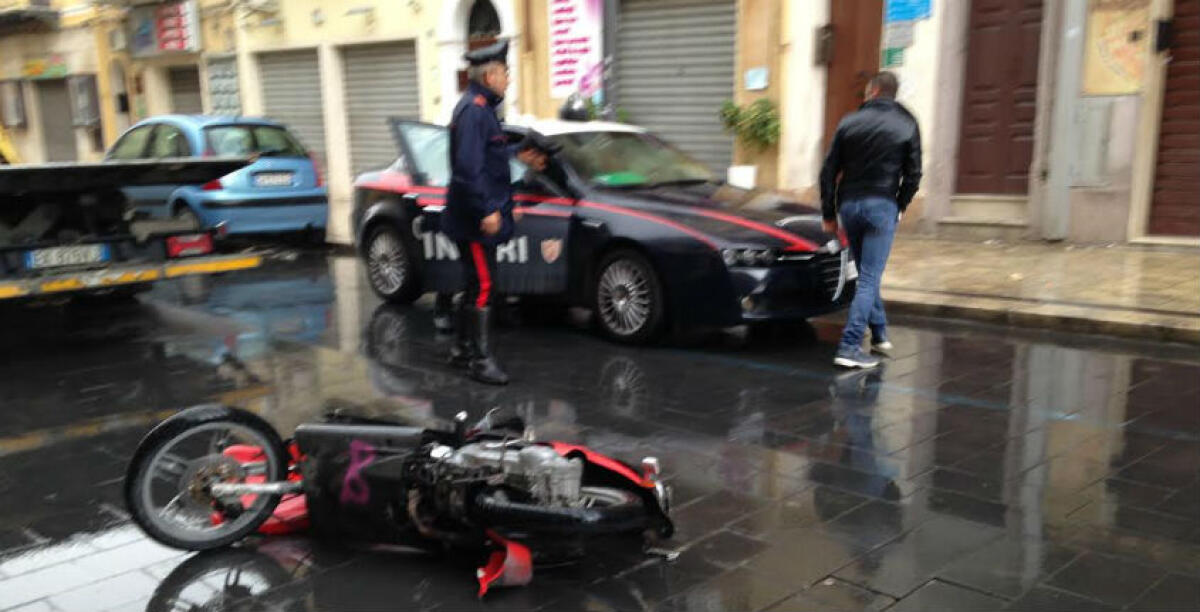 Violentissimo scontro in corso Aldisio, un ventiquattrenne finisce sull'asfalto dopo l'impatto contro un'Alfa - 
