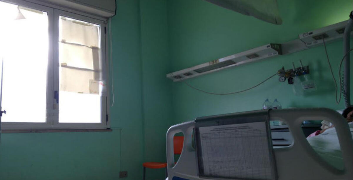 Disagi in ospedale, una donna colpita dall'anta di una finestra: stop alle visite per l'invalidità - 