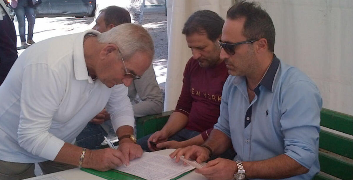 "La città ci aiuti...", i lavoratori dell'indotto raccolgono firme per la "missione" verso Roma - 