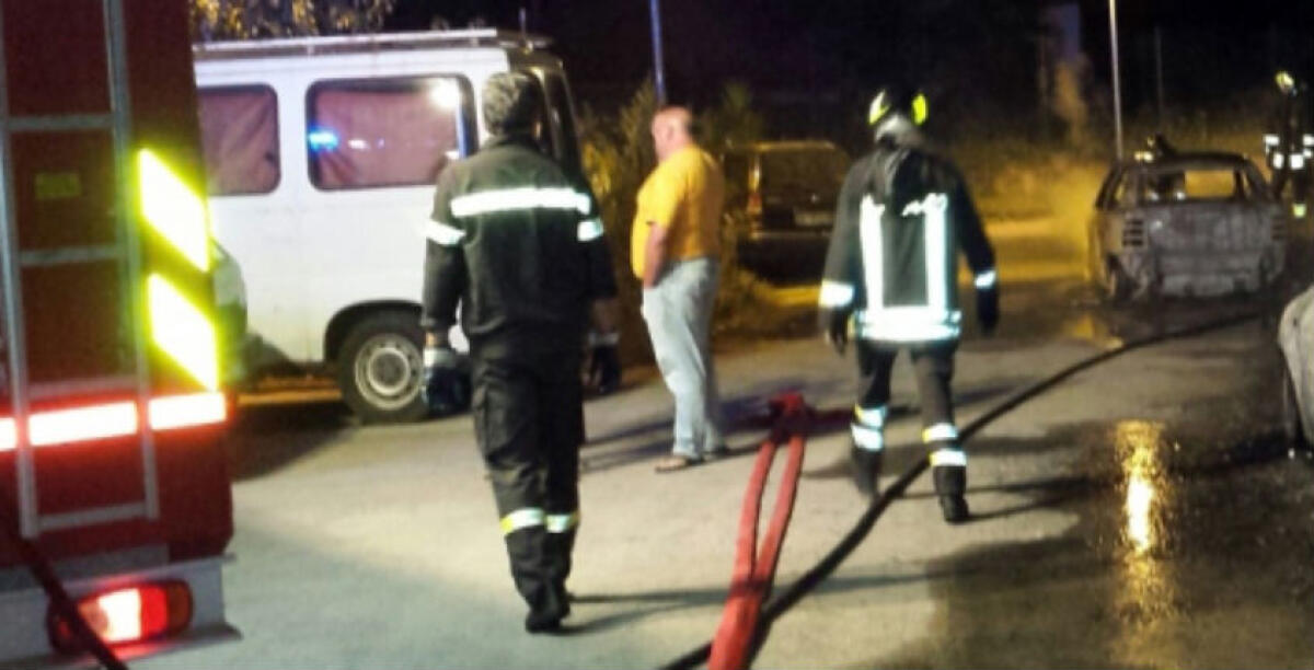 Doppio rogo nella notte, le fiamme distruggono in poche ore un'Audi e un Fiorino - 