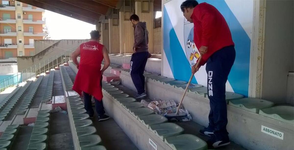 Stadio sporco, ci pensano i calciatori dell'Amatori a pulirlo e sul campo arriva la vittoria - 