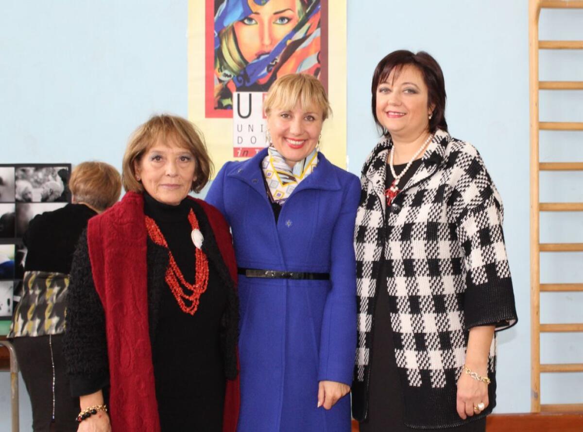 La piaga della violenza sulle donne, tante scarpe rosse all' Enrico Mattei per ricordare - 