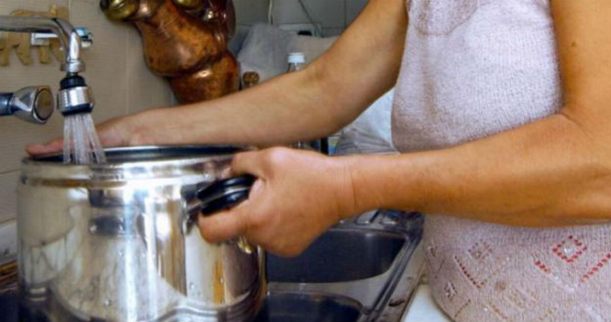 "Non è acqua...è solo fango", da giorni un'intera famiglia in balia dei disservizi: parte la denuncia - 